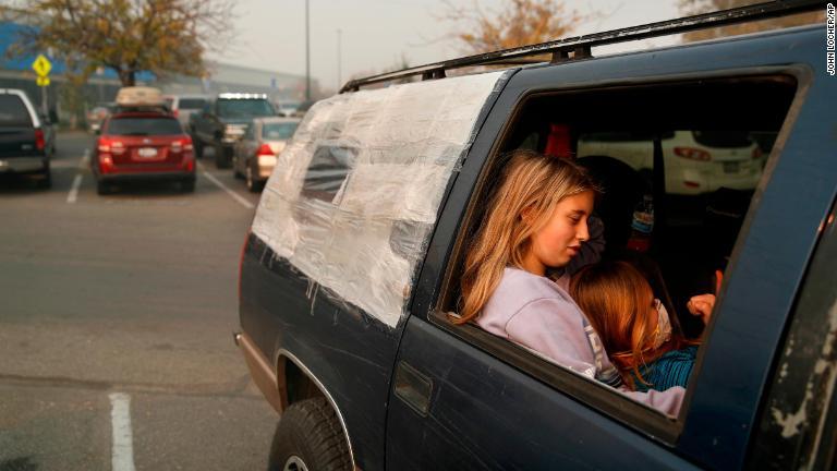 車両の中で休む避難してきた人たち＝１６日、カリフォルニア州チコ/John Locher/AP