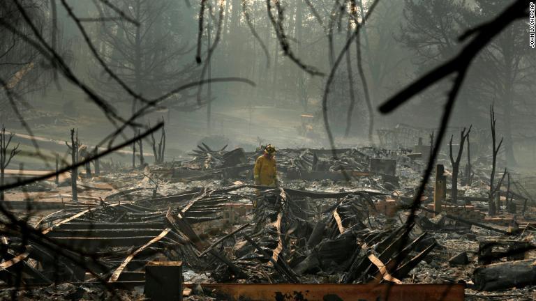 遺体の捜索を行う消防隊員＝１６日、カリフォルニア州パラダイス/John Locher/AP