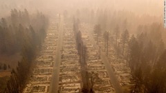 カリフォルニア州パラダイスでは多くの住宅が焼け落ちた＝１５日
