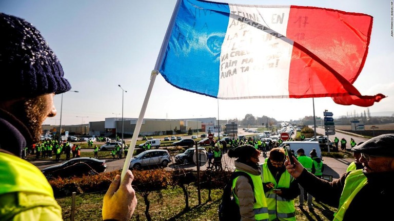 燃料価格の高騰を受けてデモを行う人々＝１７日/Jean-Francois Badias/AP