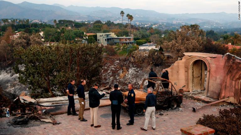 トランプ大統領は、火災「ウールジー」の被災地を訪問した＝１７日、カリフォルニア州マリブ/Evan Vucci/AP
