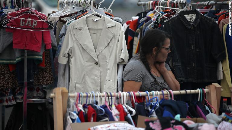 シェルターで寄付された衣服を確かめる女性/Justin Sullivan/Getty Images