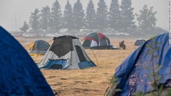 火災で大きな被害が出たパラダイス地区から約１０分の街チコには避難者が集まりテント村ができた