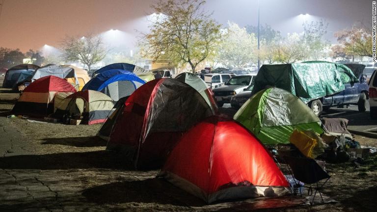 テントの中で休む避難者＝１７日/Josh Edelson/AFP/Getty Images