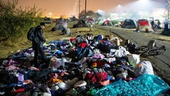 積み上げられた衣服の中を移動する避難してきた男性＝１７日、カリフォルニア州チコ