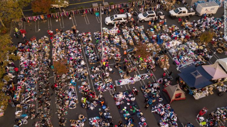 余った寄付された品々が駐車場に積まれている＝１７日/Josh Edelson/AFP/Getty Images