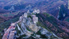 美しい景観にもかかわらず、城の位置するロッカスカレーニャは、他の地域ほど観光客を呼び込めていない