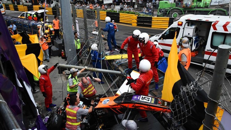 Ｆ３のレースで、宙に浮いたマシンが猛スピードでフェンスに突っ込む事故が発生/Mai Shangim/Reuters