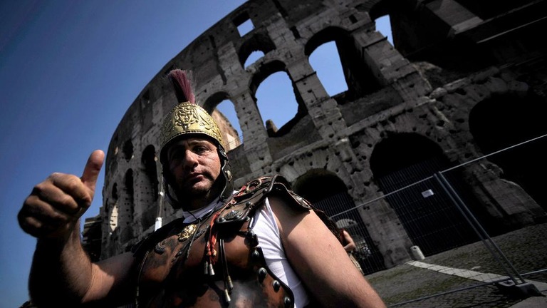 古代ローマの兵士に仮装した人との記念撮影もご法度に
