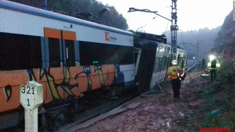 消防当局が公開した事故列車の様子。１人が死亡した/Catalonia Fire Brigade
