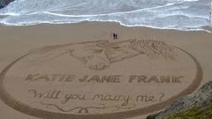 砂浜のアートで結婚のプロポーズに一役買うことも