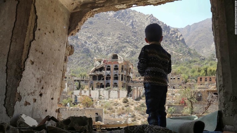 空爆で破壊された街並みを眺める少年＝２０１８年３月/AHMAD AL-BASHA/AFP/AFP/Getty Images