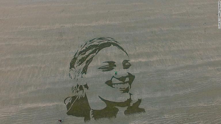 トレーナー氏は次第に有名になり、砂の上に人の似顔絵を描くといったプロジェクトを任されるようにもなった/Courtesy Marc Treanor