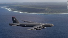 米軍のＢ５２爆撃機、南シナ海を飛行　領有権争いの島の近く