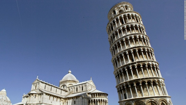 １７年前に完了した改修工事の結果、ピサの斜塔の傾きが４センチ解消したという/Franco Origlia/Getty Images North America/Getty Images