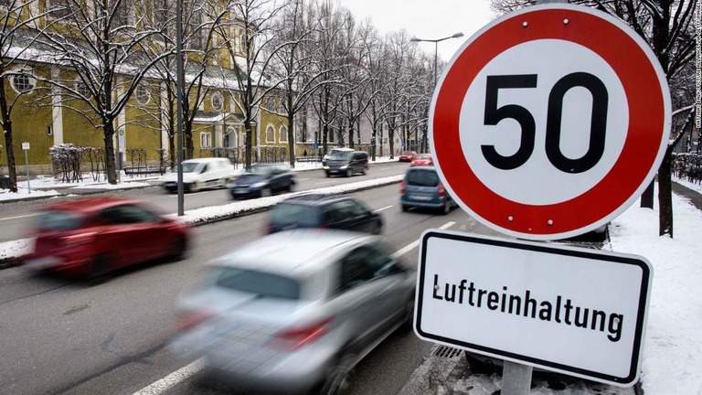 ドイツ・ミュンヘンの制限速度を示す看板。少年は制限時速５０キロのところを時速９５キロで走行し捕まっていた/Matthias Balk/picture alliance via Getty Images