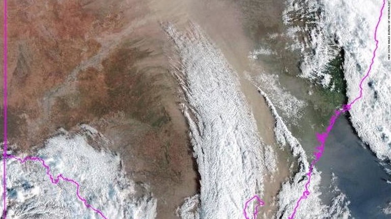 オーストラリア気象局が公開した衛星写真からはニューサウスウェールズ州に砂嵐が広がる様子がわかる/New South Wales Bureau of Meteorology