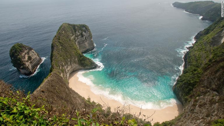 自然がそのまま残るビーチを求めるなら、バリ島からスピードボートで４０分で到着するヌサ・ペニダへ。石灰岩の海岸は目を引く形に浸食され、洞窟もある/Shutterstock