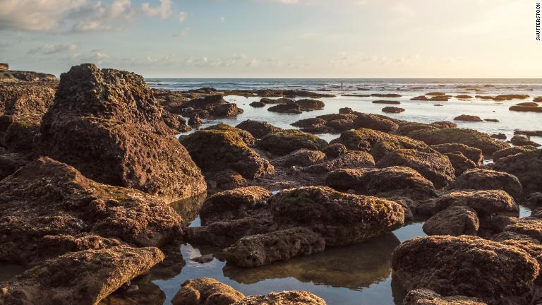 ケダングビーチはタナロット寺院の北にあるサーフィンスポット/Shutterstock