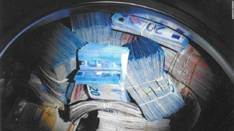 未登録の住人がいないか捜査を進める中で、洗濯機に隠された大量の現金が発見された/Amsterdam Police/AP
