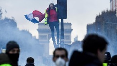 フランスのデモで衝突、８人負傷　マクロン大統領がデモ隊非難