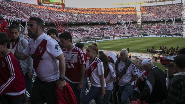 スタジアムを後にするリーベル・プレートのサポーター/Demian Alday/Getty Images South America/Getty Images