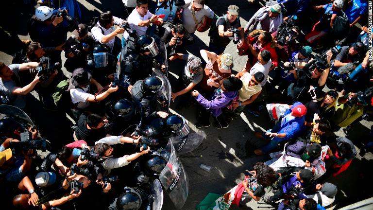 検問所付近で警備要員と衝突する移民キャラバン/Pedro Pardo/AFP/Getty Images