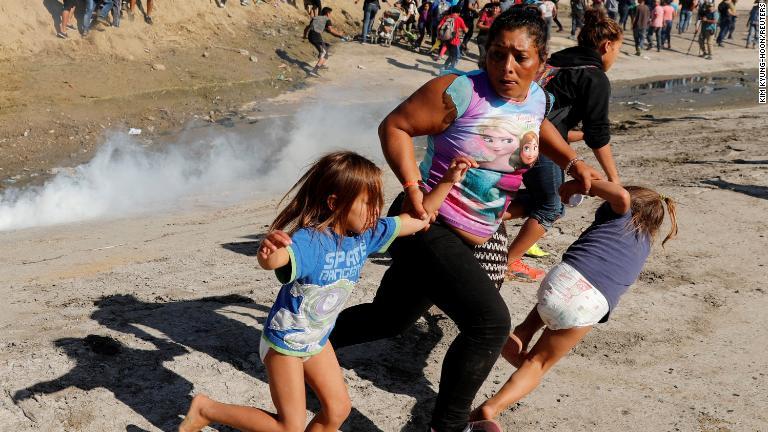 催涙ガスを避けようとする難民の親子/KIM KYUNG-HOON/REUTERS