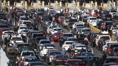 国境閉鎖のため立ち往生している米国へ向かおうとする人々の車両