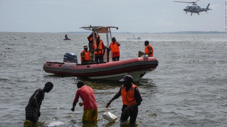 ビクトリア湖の事故現場で捜索活動を行う救助隊員/ISAAC KASAMANI/AFP/AFP/Getty Images