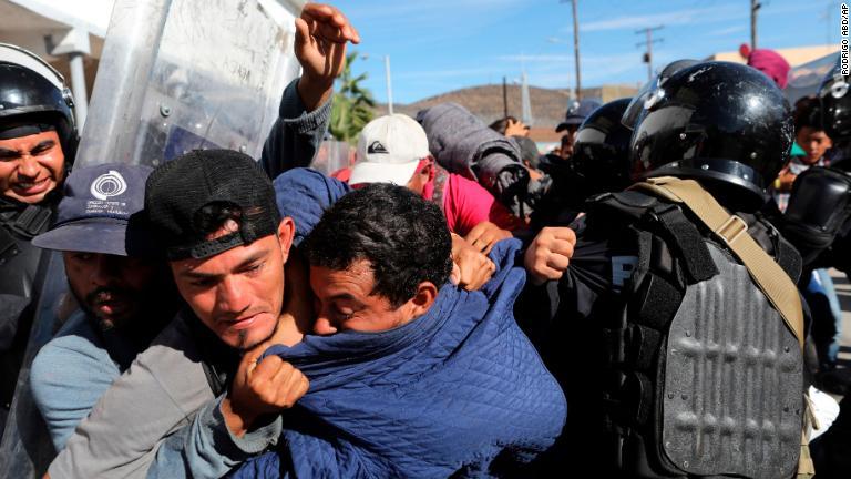 メキシコ当局者と衝突した移民キャラバンのメンバー/Rodrigo Abd/AP