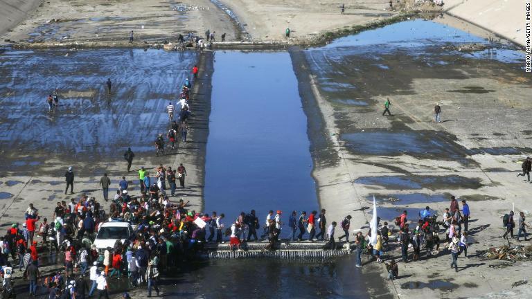 移民の一部が川をわたり検問所へ押し寄せた/Mario Tama/Getty Images