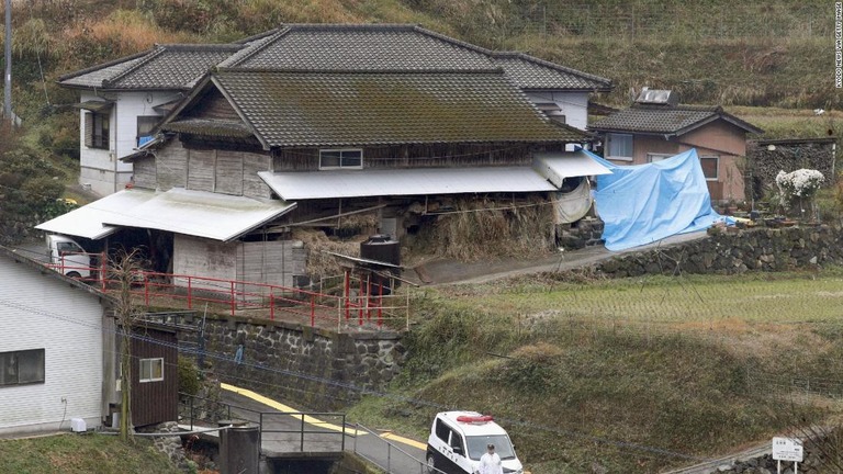 遺体が発見された住宅の周囲を封鎖する警官＝宮崎県高千穂町/Kyodo News via Getty Image