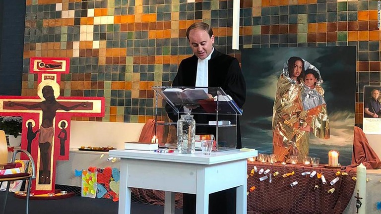 オランダの教会で、難民を守るための礼拝が８００時間以上休みなく行われている/Axel Wicke/Twitter