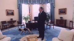 愛犬のレンジャーとともに大統領執務室に別れを告げるブッシュ氏。後継大統領は民主党のビル・クリントン氏に