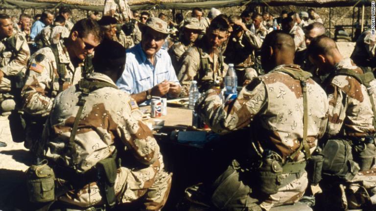 サウジアラビアに駐留する米軍を１９９０年の感謝祭の日に訪問。兵士はイランのクウェート侵攻に対抗する砂漠の盾作戦に従軍。その後９１年１月には砂漠の嵐作戦が開始し、多国籍軍がクウェートを解放することになる/MPI/Getty Images