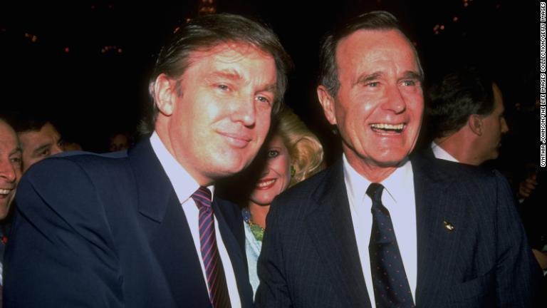 １９８８年の大統領選で不動産王で将来の米大統領となるドナルド・トランプ氏と写真に納まるブッシュ氏/Cynthia Johnson/The LIFE Images Collection/Getty Images