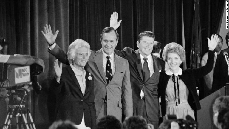 １９８０年に大統領候補のロナルド・レーガン氏とナンシー夫人とともに。ブッシュ氏は予備選で敗北したが、その後副大統領に/Bettmann/Getty Images