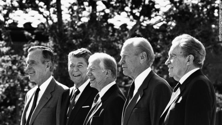 左からブッシュ、レーガン、カーター、フォード、ニクソンの歴代大統領がロナルド・レーガン図書館開館式で集結。歴代大統領が５人そろったのは初だった/David Hume Kennerly/Getty Images