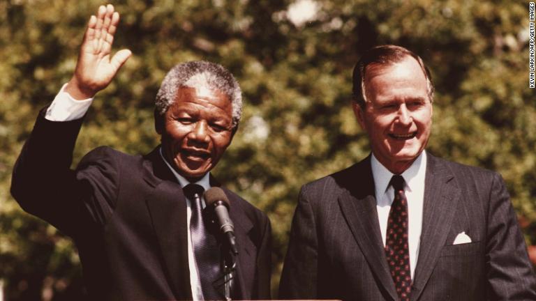 南アフリカのネルソン・マンデラ大統領をホワイトハウスで迎えるブッシュ氏＝１９９０年６月/Kevin Larkin/AFP/Getty Images