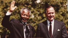 南アフリカのネルソン・マンデラ大統領をホワイトハウスで迎えるブッシュ氏＝１９９０年６月