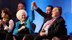 ２０１６年の共和党大統領選討論会でバーバラ夫人と握手するブッシュ氏。息子で元フロリダ州知事のジェブ・ブッシュ氏が参加していた