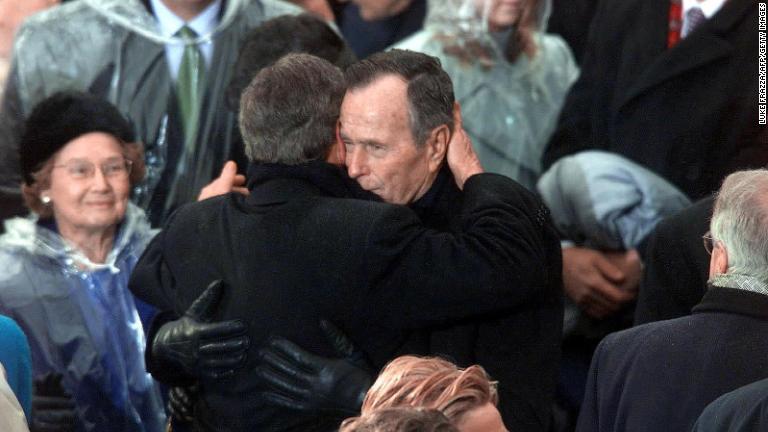 長男のジョージ・ウォーカー・ブッシュ氏は2000年の大統領選で勝利。親子で大統領となったのは18~19世紀のジョン・アダムス第2代大統領、ジョン・クインシー・アダムス第6代大統領の親子以来2例目/Luke Frazza/AFP/Getty Images