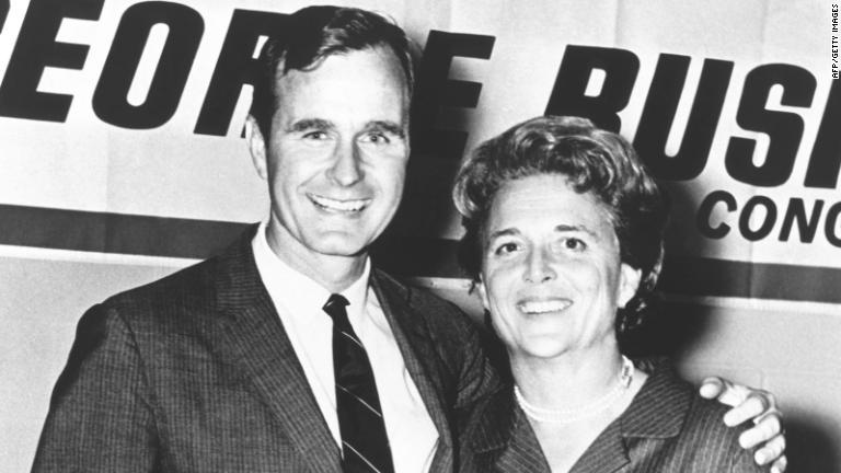 初の議員選でバーバラ夫人と写真に納まるブッシュ氏。１９６７～７１年にテキサス州第７地区の下院議員となった/AFP/Getty Images