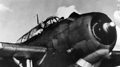 雷撃機ＶＴ－５１アベンジャーに乗るブッシュ氏。１９４３年に米海軍最年少のパイロットとなり、第２次世界大戦で５８の戦闘任務をこなし、多くのメダルを受章した