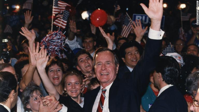 大統領選の当選を知り、支持者に手を振るブッシュ氏＝１９８８年１１月/Bettmann/Getty Images