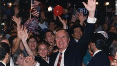 大統領選の当選を知り、支持者に手を振るブッシュ氏＝１９８８年１１月