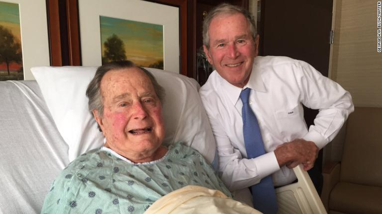 ２０１７年４月に肺炎から生じた急性の呼吸器系の症状で入院。息子のジョージ・Ｗ・ブッシュ氏と/George H.W. Bush/Twitter