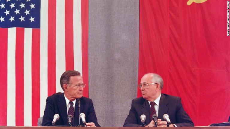 ソ連のゴルバチョフ大統領と共同記者会見に臨むブッシュ氏。軍縮に向けた首脳会議が行われた＝１９９１年７月/Mike Fisher/AFP/Getty Images