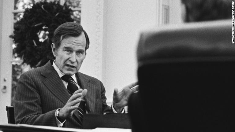 ＣＩＡ長官に就任するブッシュ氏がフォード大統領と話す様子＝１９７５年１２月/David Hume Kennerly/Getty Images